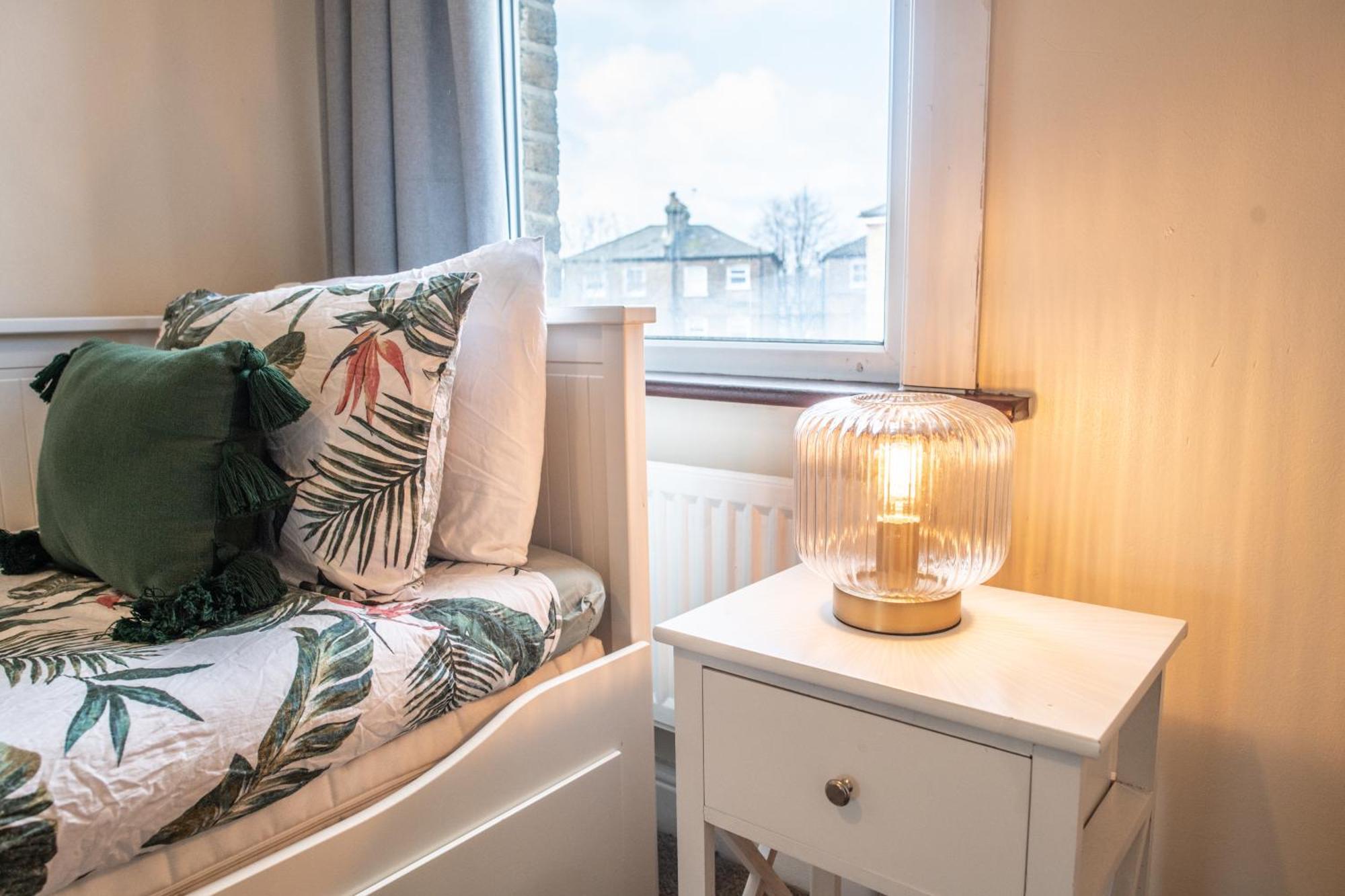 4 Bedroom Flat With High Speed Wi-Fi In North Acton, Ealing, West 伦敦 外观 照片